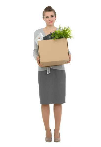 Mulher preocupada empregado segurando caixa com itens pessoais — Fotografia de Stock