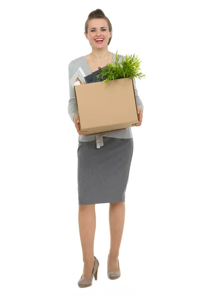 Retrato de comprimento total da mulher feliz empregado com caixa com perso — Fotografia de Stock