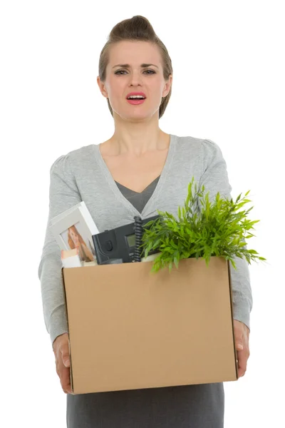 Gekündigte Mitarbeiterin hält Kiste mit persönlichen Gegenständen in der Hand — Stockfoto