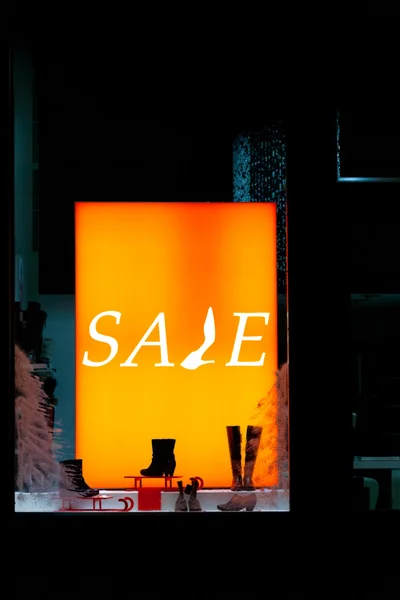 Storefront met verkoop inscriptie — Stockfoto