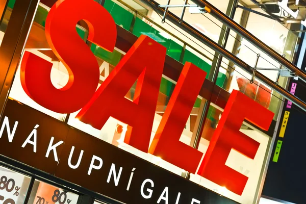 Büyük satışı işareti yukarıdaki giriş mağaza — Stok fotoğraf