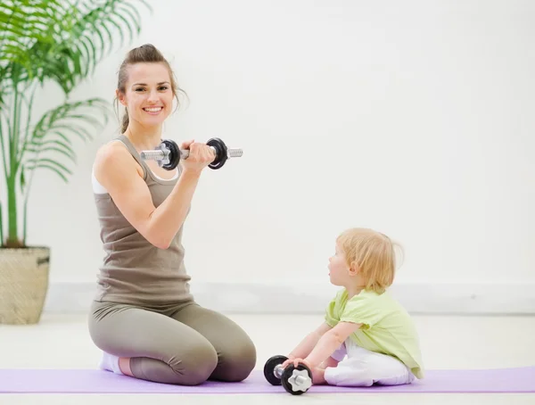 Mutter und Baby verbringen Zeit mit Fitness lizenzfreie Stockfotos