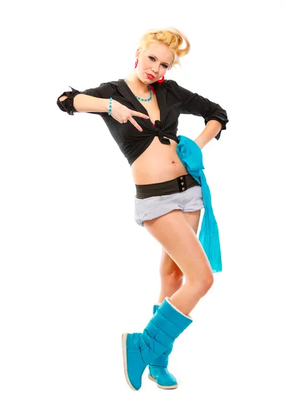 Ganzkörperporträt eines stilvollen jungen Mädchens mit blauem Schal, das den Sieg zeigt — Stockfoto