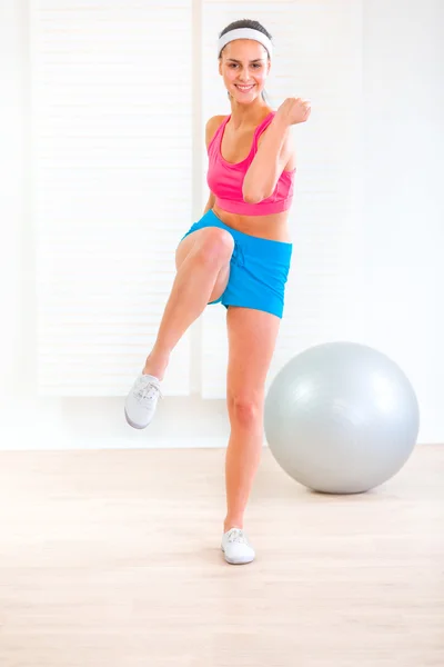 Ler frisk ung flicka göra fitnessövningar hemma — Stockfoto