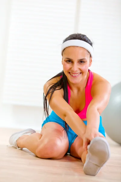 Sorridente donna fitness fare esercizio di ginnastica — Foto Stock