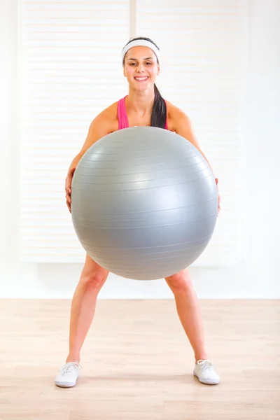 Mutlu sağlıklı kız fitness topu ile yapıyor — Stok fotoğraf