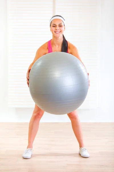 Fille heureuse en bonne santé faisant des exercices avec balle de fitness — Photo