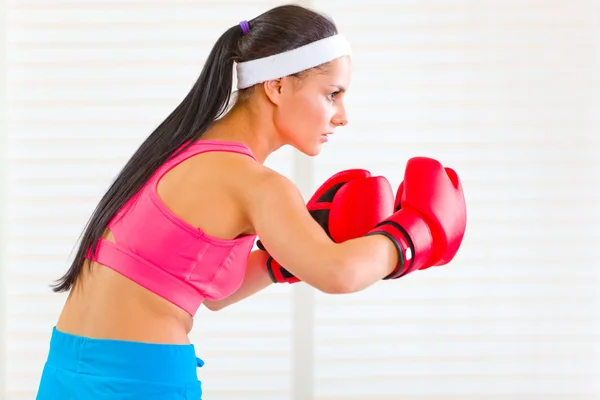 集中健身女人在拳击手套工作 — 图库照片
