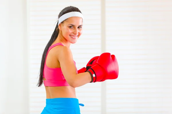 Leende passar flicka i boxning handskar — Stockfoto