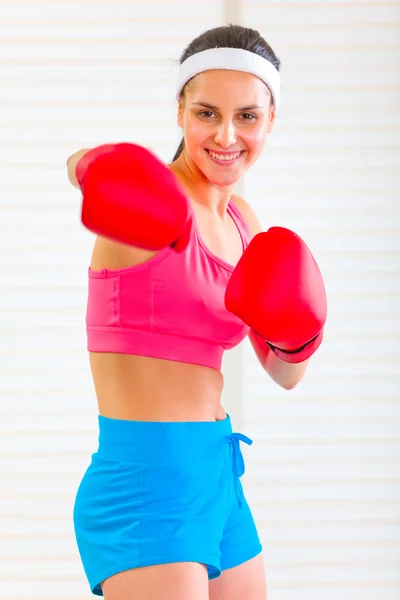 Улыбающаяся фитнесс-девушка в боксёрских перчатках — стоковое фото