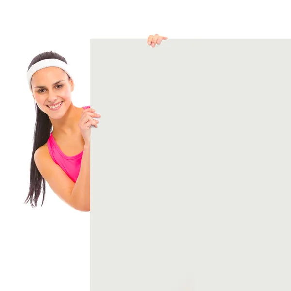 Boş billboard bakan gülümseyen genç kız — Stok fotoğraf