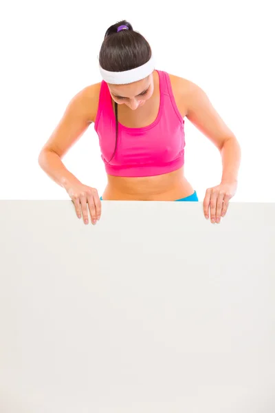 Passar kvinnan i sportkläder tittar på skylten som tomt — Stockfoto