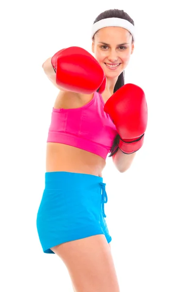 Alegre ajuste jovem menina no boxe luvas de perfuração — Fotografia de Stock