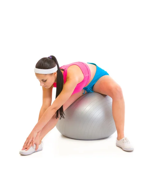 Chica joven haciendo ejercicios de estiramiento en la pelota de fitness —  Fotos de Stock