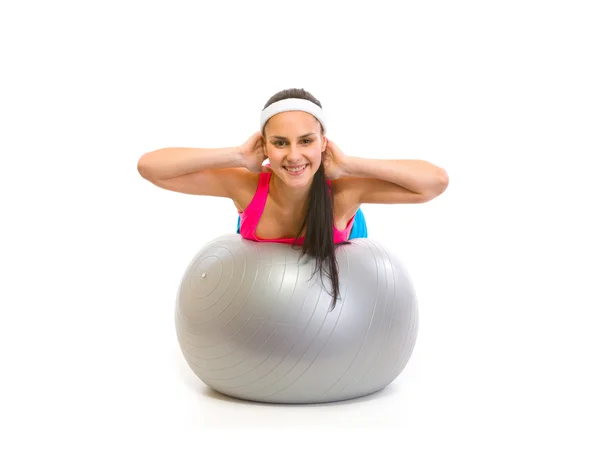 Leende passar flicka gör övningen på fitness boll — Stockfoto