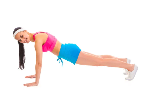 Leende unga sportsgirl gör push-up — Stockfoto