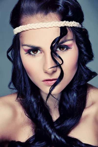 Portret van mooi meisje met extravagante haren. geretoucheerd — Stockfoto