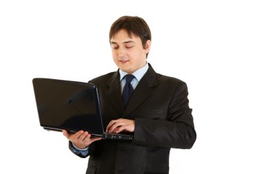 dizüstü bilgisayarda çalışan modern iş adamı gülümseyen