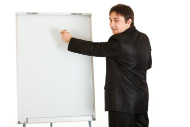 Flipchart kullanarak modern işadamı veren sunu gülümsüyor, yerleştirmek için t