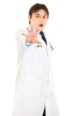 korkmuş genç tıp doktoru