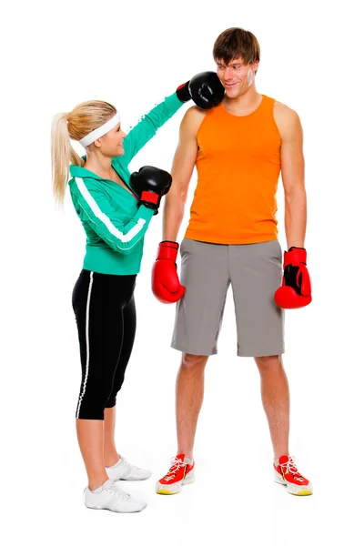 Стройная девушка в боксёрских перчатках бьет мужчину, изолированного на белом — стоковое фото
