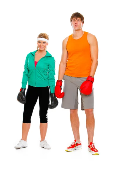 Portre sağlıklı genç bir kadın ve erkekte boks eldivenleri izole üzerinde — Stok fotoğraf
