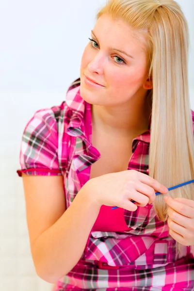 Retrato de mulher bonita pentear o cabelo — Fotografia de Stock