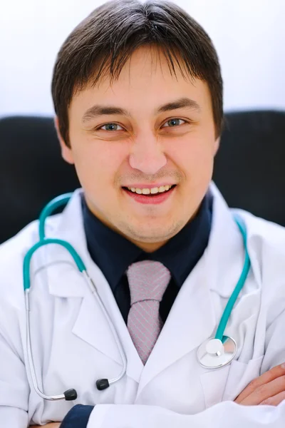 Gülümseyen tıp doktoru portresi — Stok fotoğraf