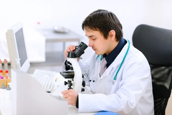 Medical doctor using microscope — Stock Photo, Image