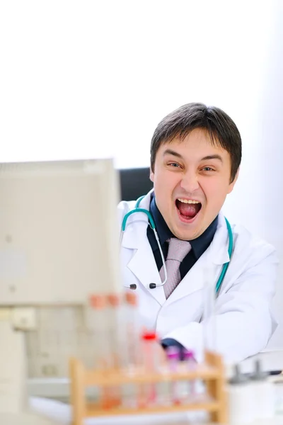 Bardzo szczęśliwy, lekarz medycyny pracy na komputerze — Zdjęcie stockowe