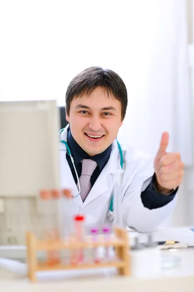 Working on computer happy medical doctor and showing thumbs up g — Stock Photo, Image