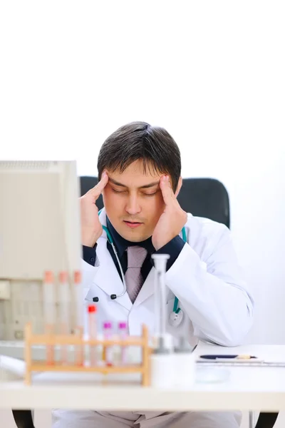 Stressad läkare som arbetar på kontor — Stockfoto