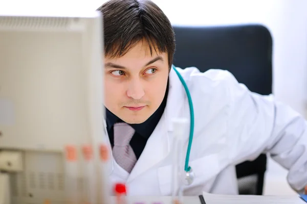 Sly medical doctor planned something wrong — Stock Photo, Image