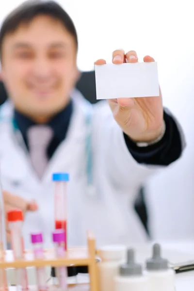 Επικεντρωθεί σε κενό επαγγελματική κάρτα στο χέρι του γιατρού χαμογελαστά — Φωτογραφία Αρχείου