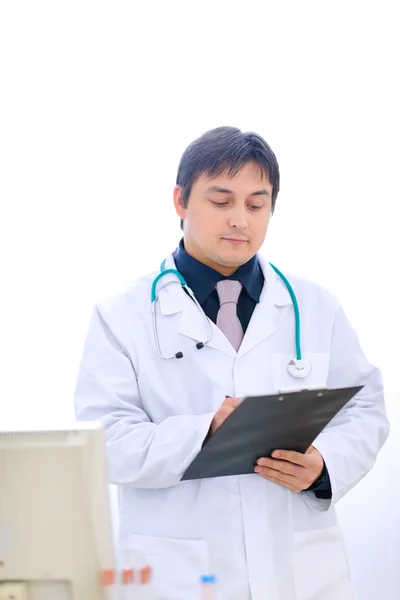 Medical doctor writing something in clipboard — Stock Photo, Image