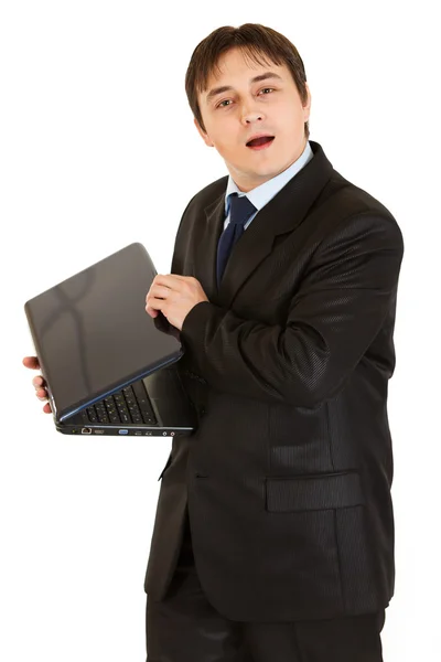 Geheimzinnig moderne zakenman laptops scherm verbergen — Stockfoto