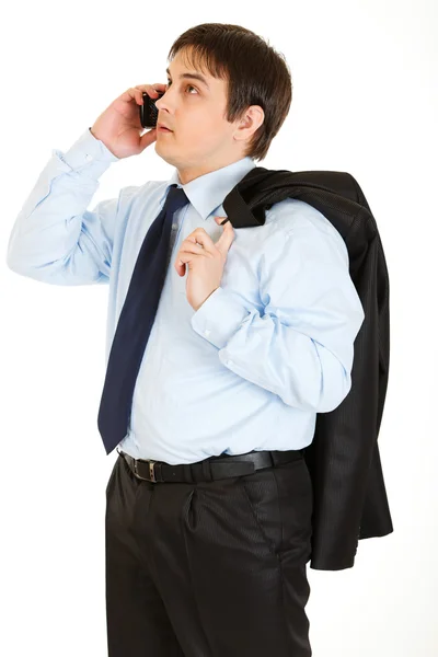 Ceketini omzuna cep telefonuna söz ile düşünceli genç işadamı — Stok fotoğraf