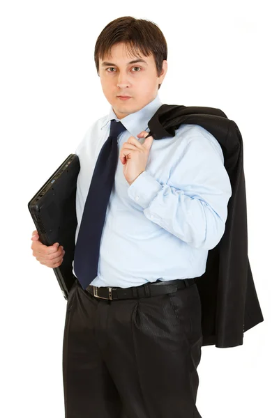 Pensativo joven hombre de negocios con chaqueta en su hombro sosteniendo la carpeta en — Foto de Stock