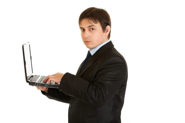 Homme d'affaires moderne sérieux travaillant sur ordinateur portable — Photo