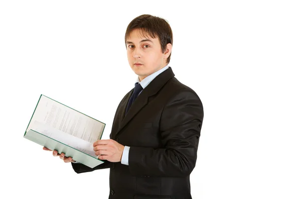 Poważny biznesmen nowoczesne gospodarstwa folderu dokumenty w ręku — Zdjęcie stockowe