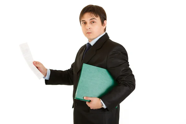 Серьезный современный бизнесмен с папкой и документами — стоковое фото