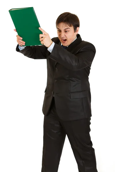 Подчеркнутый современный бизнесмен размахивает папкой с документами — стоковое фото