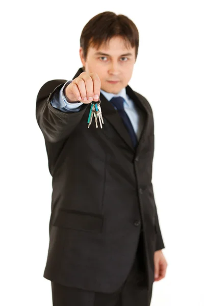 Vážný mladý podnikatel v ruce drží klíče — Stock fotografie