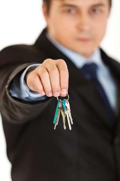Fiatal üzletember a kezében tartja a kulcsok — Stock Fotó