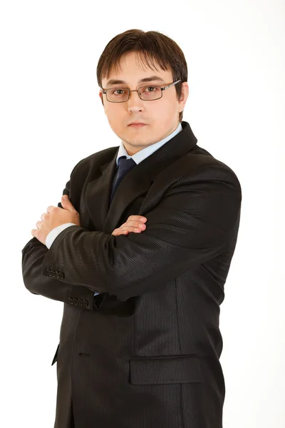 Ernstige jonge zakenman met gekruiste armen op borst en brillen — Stockfoto