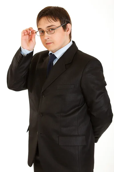 Элегантный молодой бизнесмен выпрямляет очки — стоковое фото
