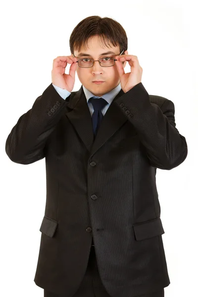 Moderna affärsman uträtning glasögon — Stockfoto