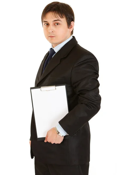 Pensativo empresario moderno sosteniendo portapapeles en blanco en las manos — Foto de Stock