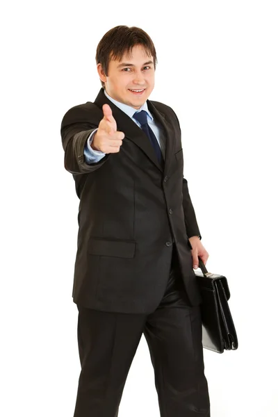Elegante hombre de negocios con maletín en la mano apuntándote con el dedo —  Fotos de Stock