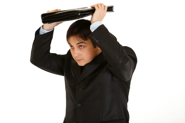 Mladý podnikatel drží aktovku přes hlavu — Stock fotografie